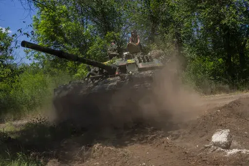 Ukrainian servicemen maneuver a tank near the frontline in Donetsk region, eastern Ukraine, Monday, June 6, 2022. (AP Photo/Bernat Armangue)